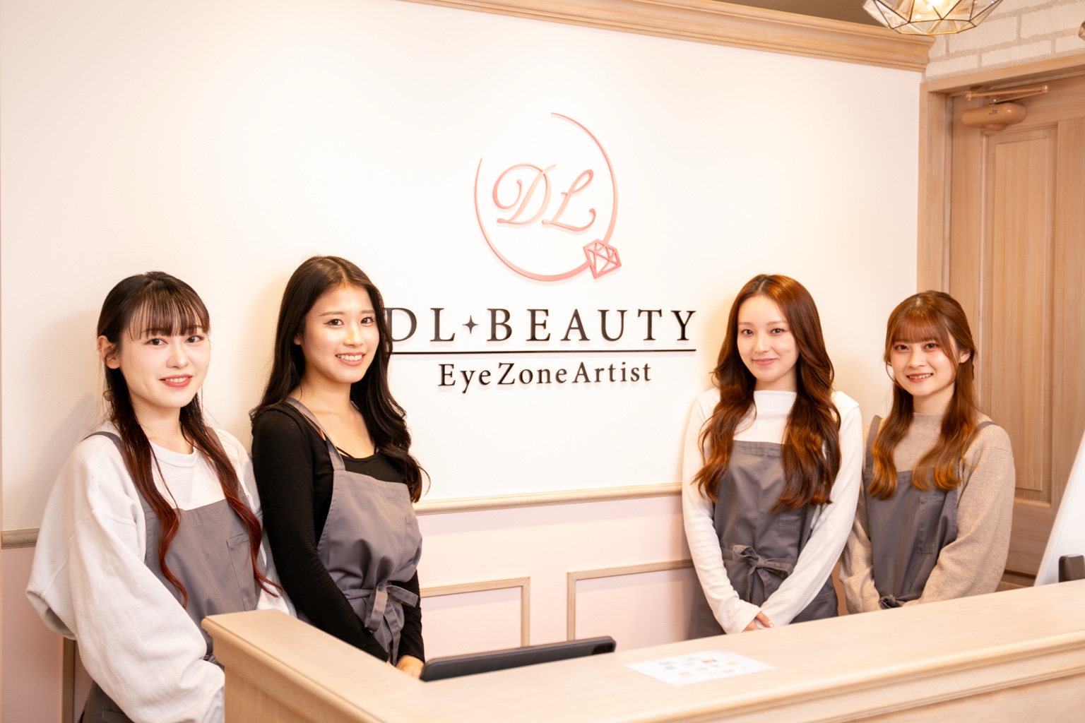 DL･BEAUTYの受付で撮影したスタッフ4名の集合写真